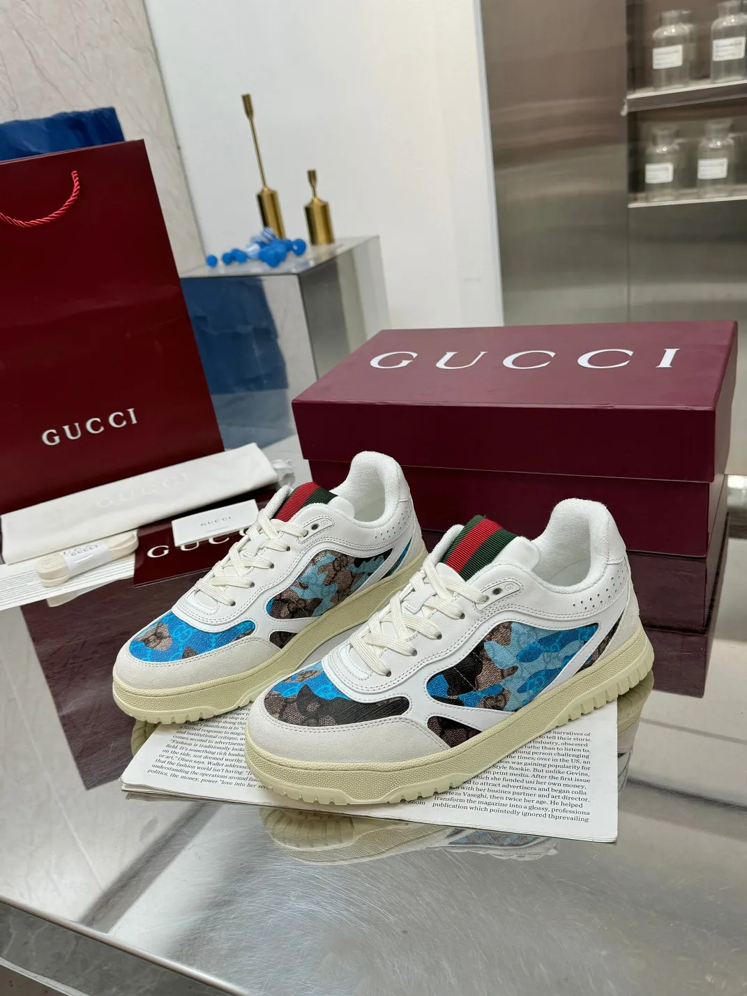 Men's Men's Shoes 💰640 Gucci Gucci's latest hot-selling series of high and low-top distressed couple sneakers are shipped. The originals are purchased, developed and manufactured. This high-low top sneaker adopts a basketball-style silhouette design, cleverly integrated with hollow panels and distressed effects, showing its unique ingenuity. The ingenuity incorporates brand logo details such as interlocking Double G styling accessories and Gucci lettering, a low-key tribute to the brand's design heritage.  ▪️ Fabric: Original customized imported first-layer cowhide ▪️ Lining: Sweat-absorbent and deodorant towel lining ▪️ Sole: Original molded TPU sole ▪️ Sole thickness: 3cm ▪️ Size: Male 39-46 (Male 38 46 customized)